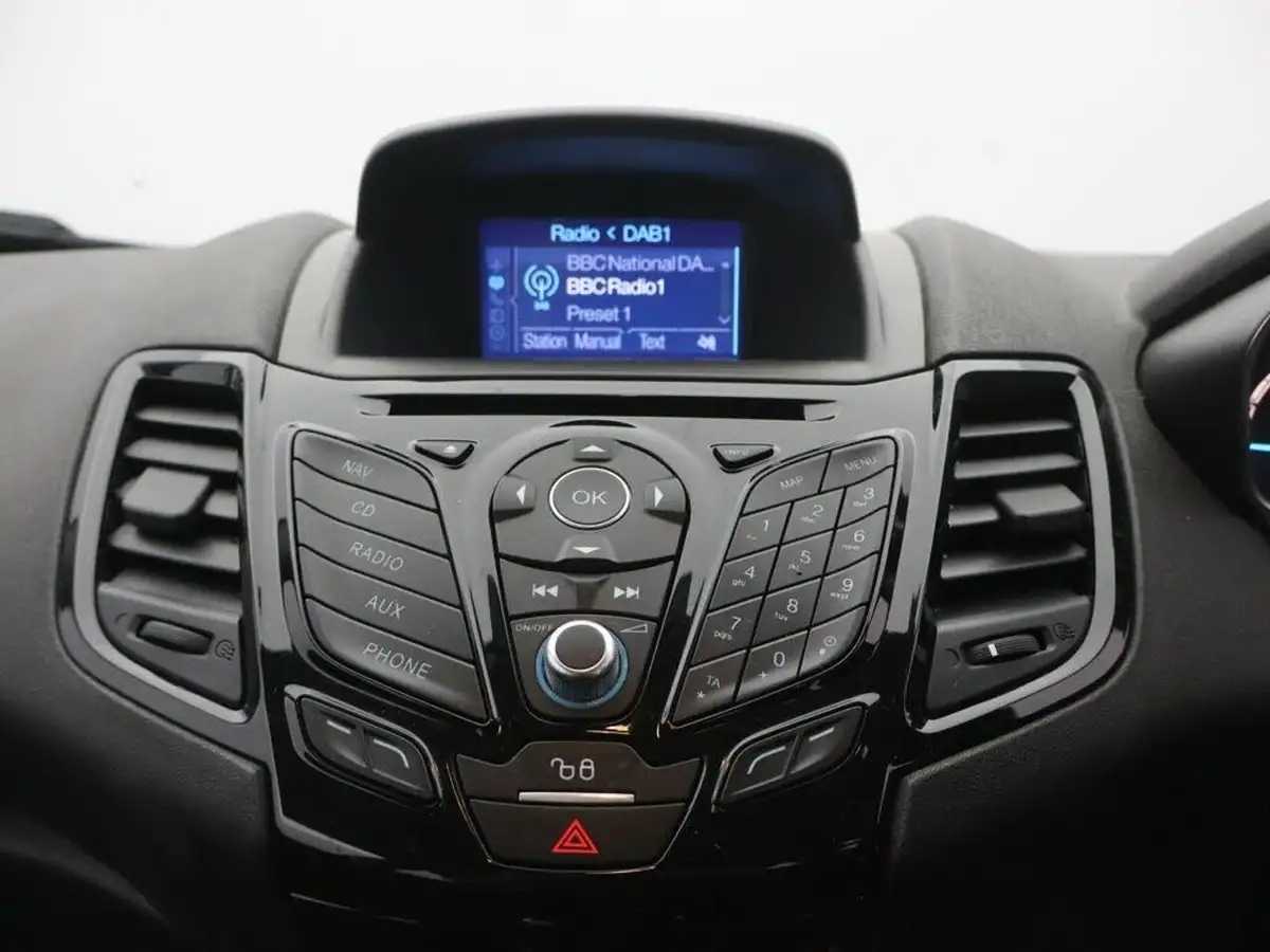 2016-ford-fiesta-125-zetec-3d-big-13