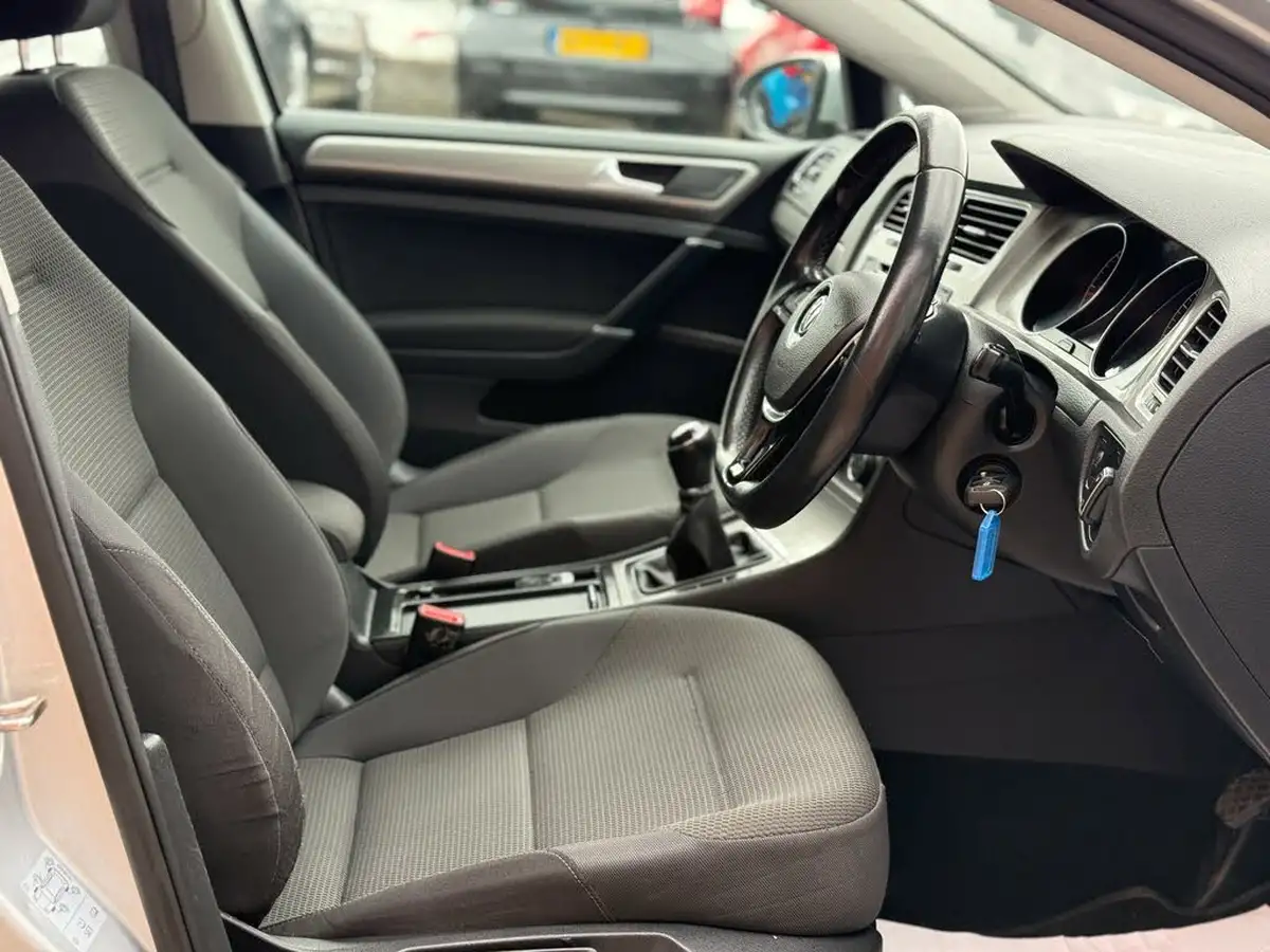 2014-volkswagen-golf-16tdi-se-ss-hatchback-5d-big-23
