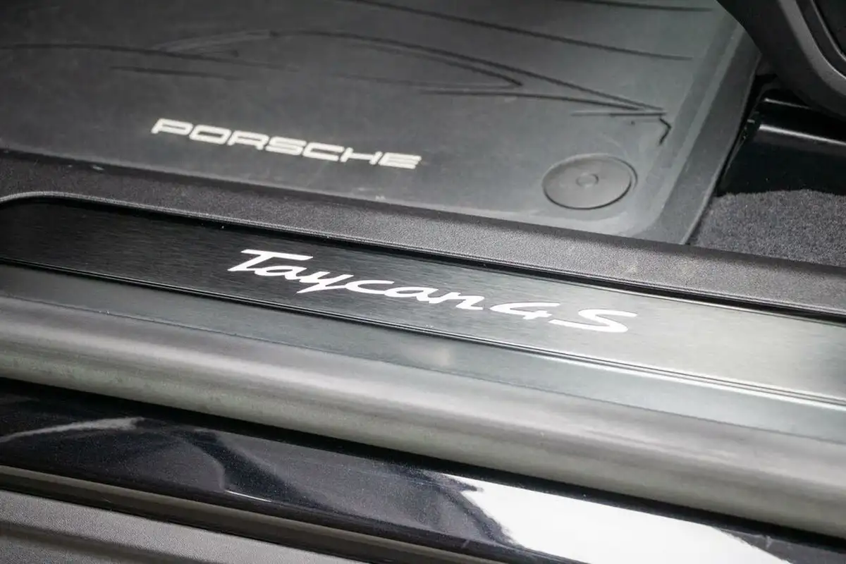 2022-porsche-taycan-e-4s-cross-turismo-big-42
