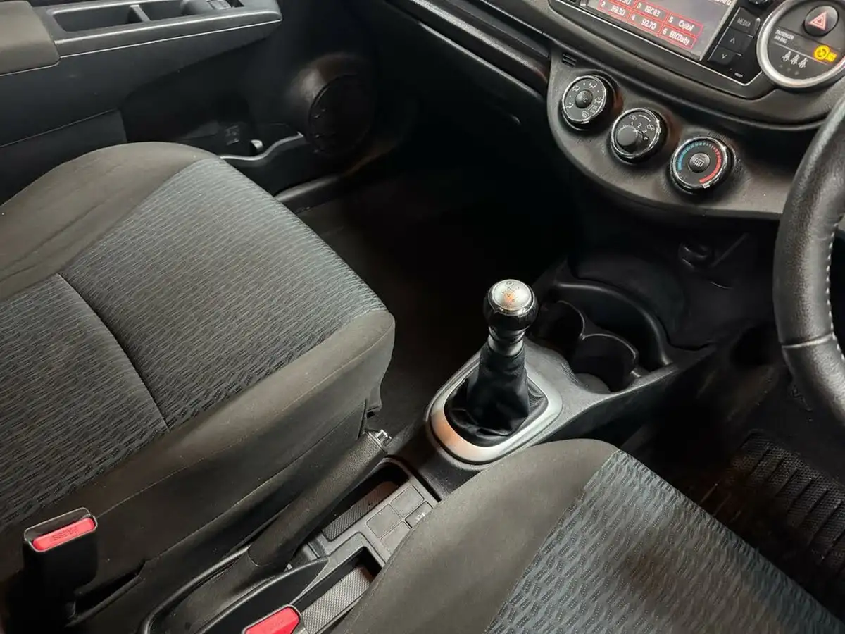2012-toyota-yaris-133-tr-vvt-i-5d-big-22