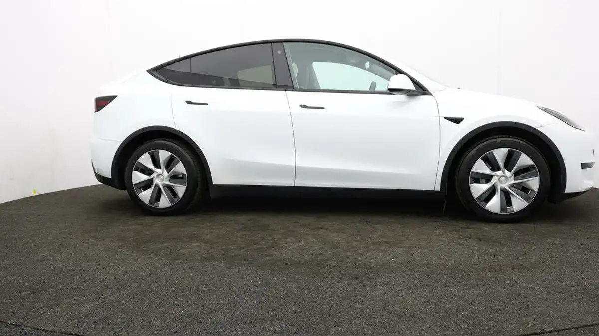 2022-tesla-model-y-e-rwd-big-35