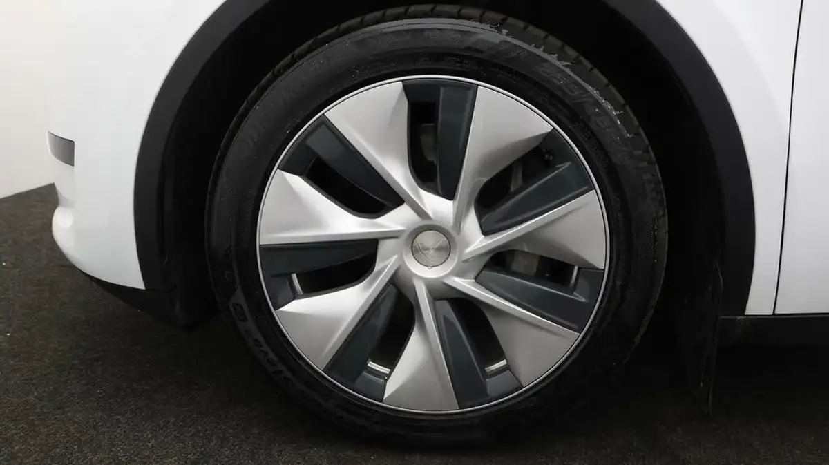 2022-tesla-model-y-e-rwd-big-17