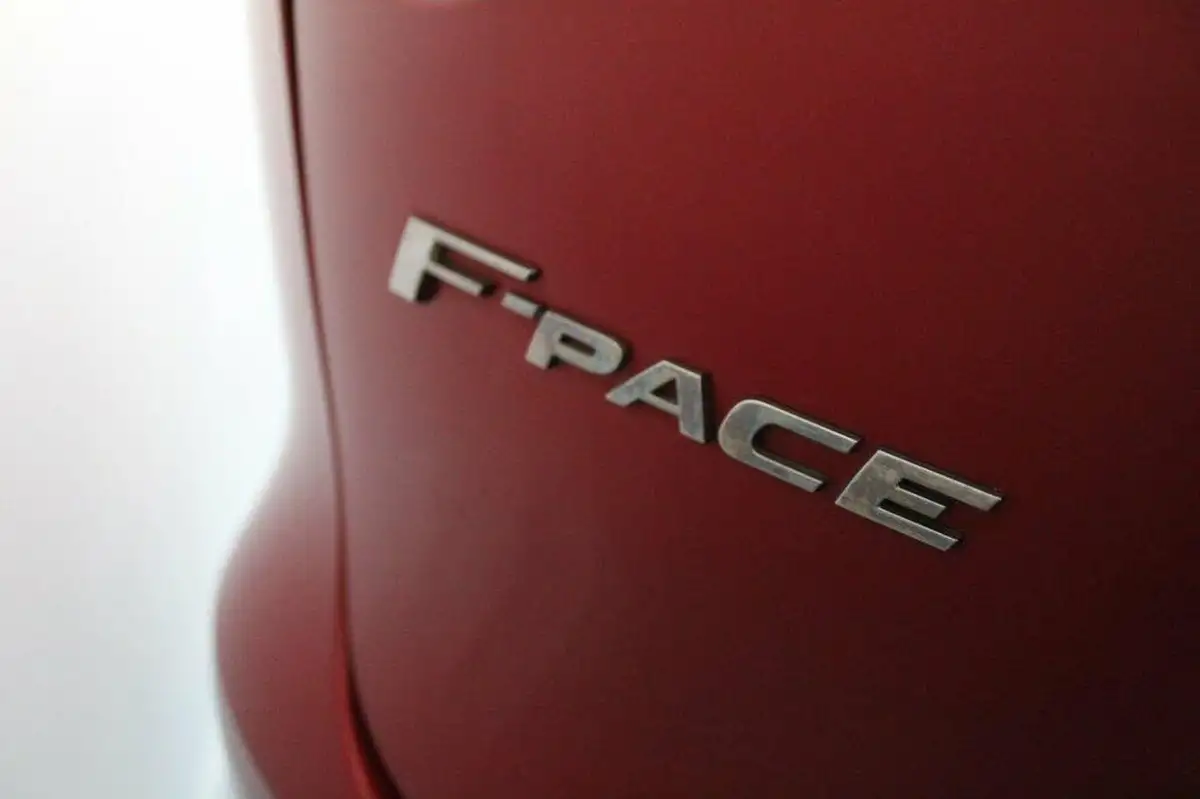 2016-jaguar-f-pace-20-i4d-portfolio-awd-auto-big-10