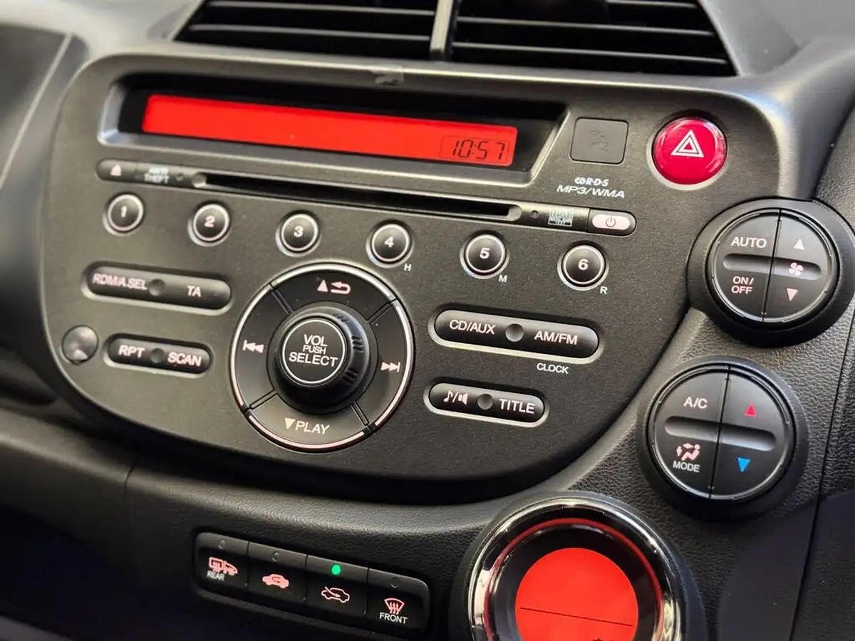 2014-honda-jazz-14-es-plus-cvt-big-21