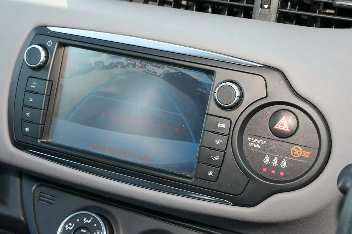 2015-toyota-yaris-133-icon-vvt-i-3d-big-19