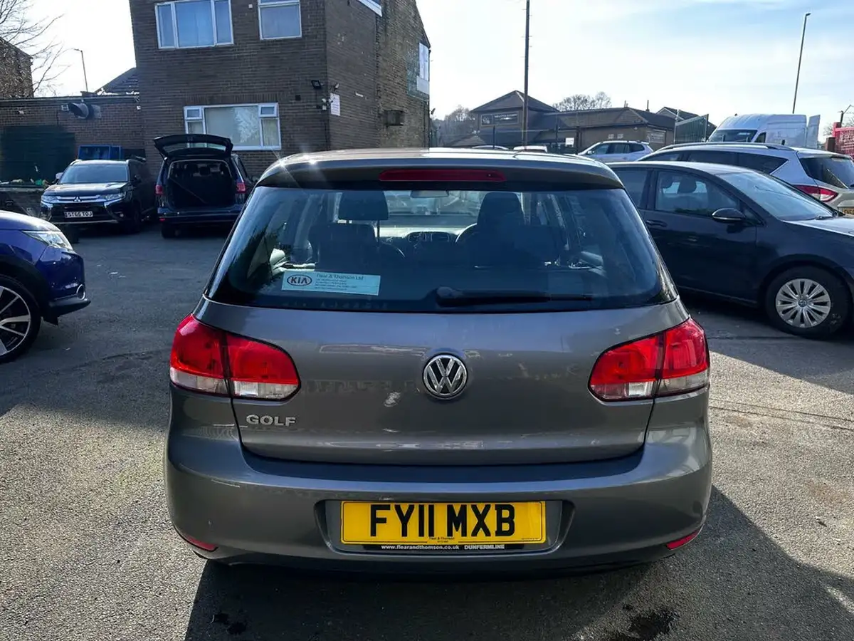 2011-volkswagen-golf-12-tsi-s-5d-big-10