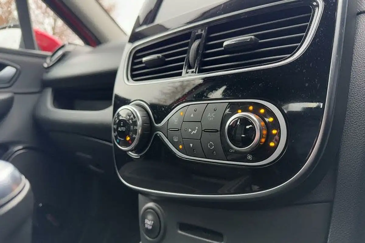 2018-renault-clio-09-tce-signature-nav-big-27