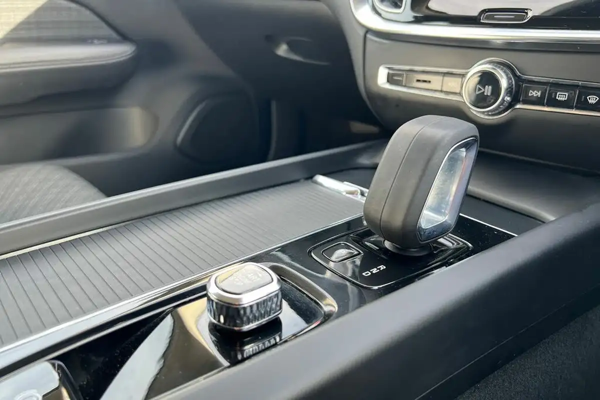 2021-volvo-v60-20-b4-momentum-big-12