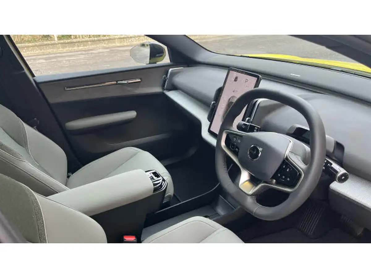 2024-volvo-ex30-e-single-motor-ultra-big-4