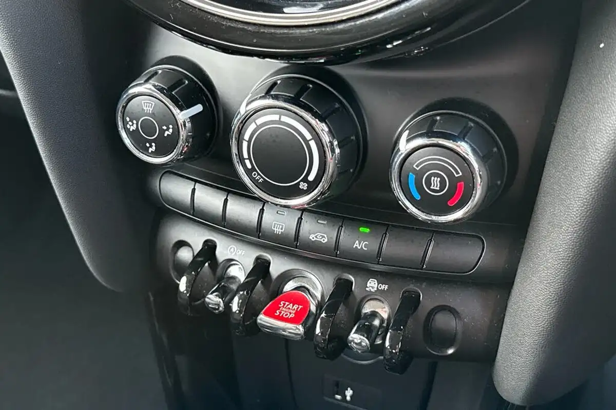 2022-mini-cooper-15-cooper-classic-hatchback-3d-big-13