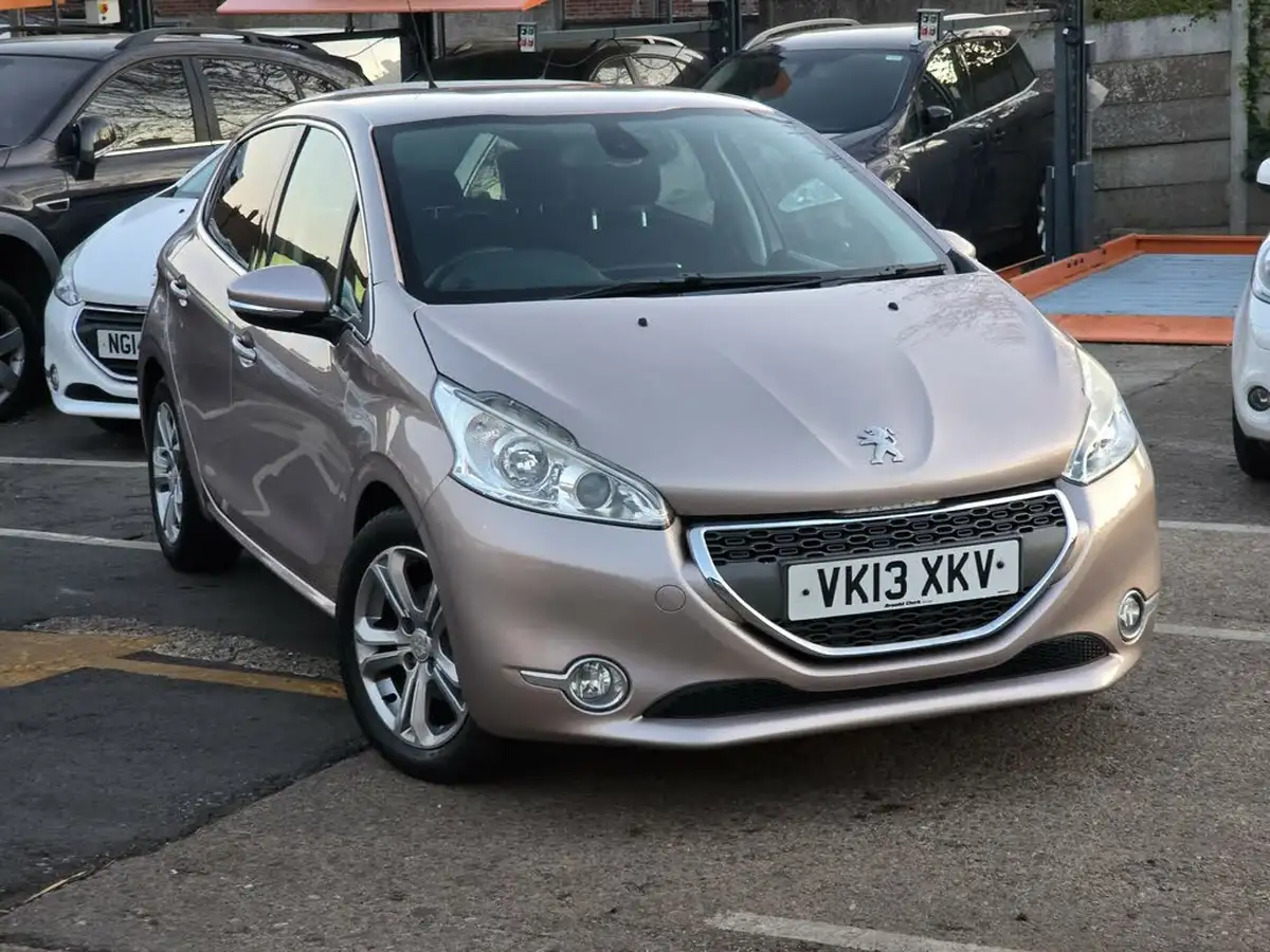 2013-peugeot-208-12-allure-5d-big-8