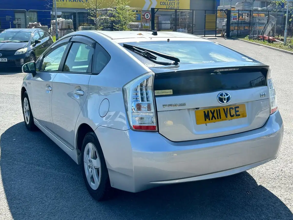 2011-toyota-prius-big-15