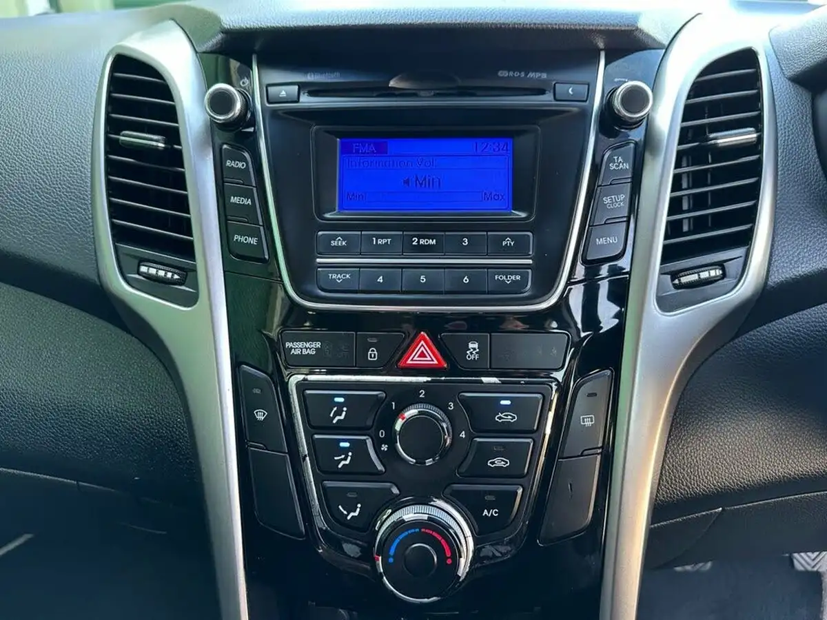 2012-hyundai-i30-16td-active-blue-drive-isg-big-15
