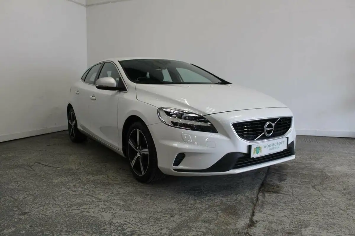 2017-volvo-v40-20-t2-r-design-big-0