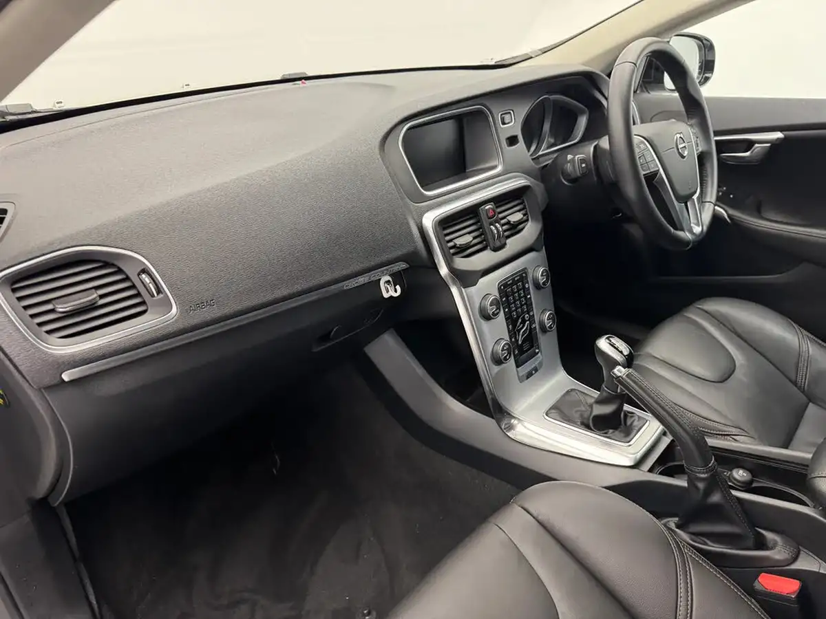 2016-volvo-v40-20-t3-cross-country-pro-big-9
