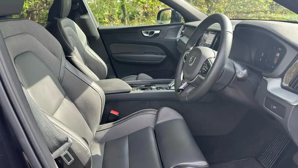 2025-volvo-xc60-20-b5-plus-black-edition-big-8