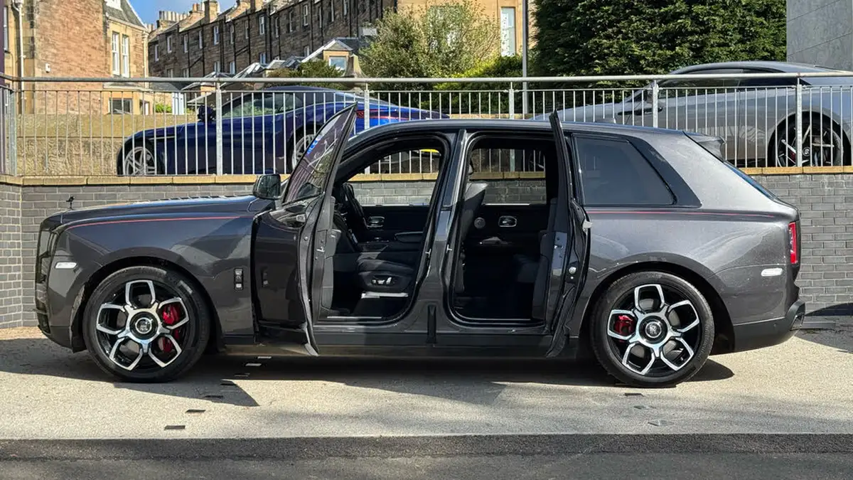 2021-rolls-royce-cullinan-675-black-badge-big-18