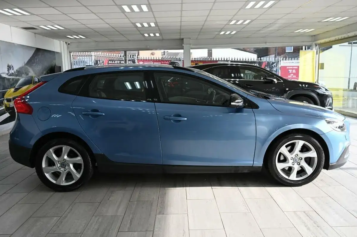 2016-volvo-v40-20td-d2-cross-country-lux-geartronic-big-2