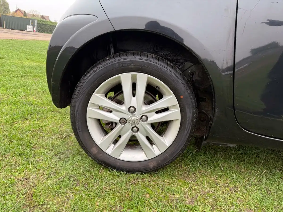 2009-toyota-iq-133-3-99bhp-cvt-big-13