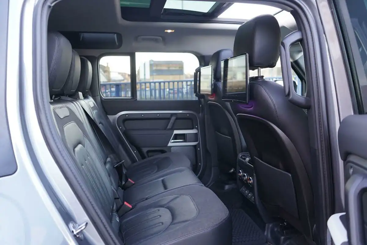 2020-land-rover-110-defender-20-d240-se-110-big-24