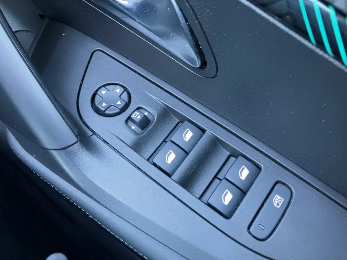 2021-peugeot-2008-suv-12-puretech-allure-premium-130bhp-eat8-big-17