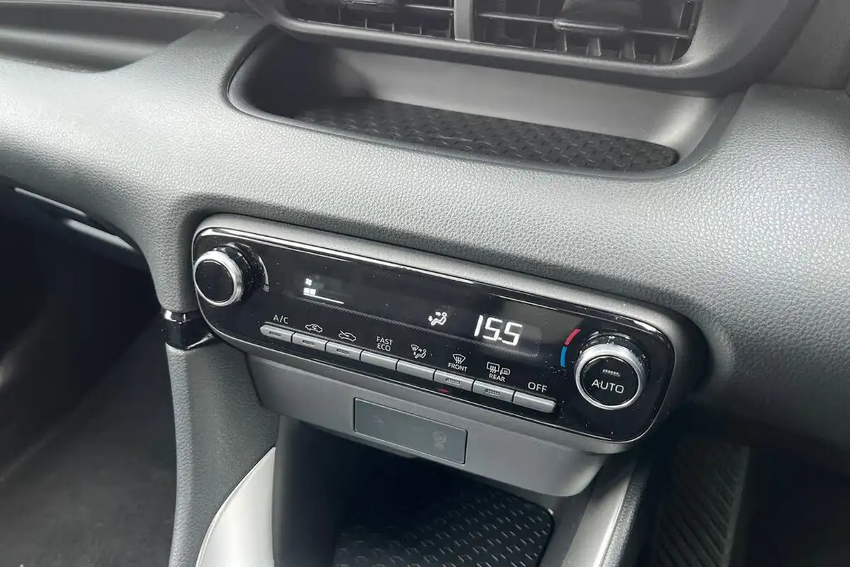 2024-mazda-mazda2-15-centre-line-big-40