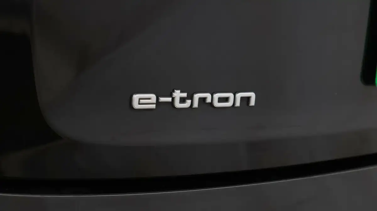 2021-audi-e-tron-55e-technik-sportback-big-21