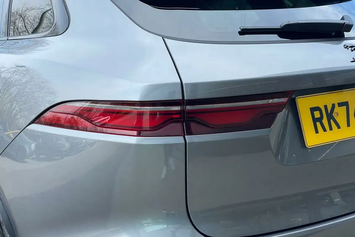 2024-jaguar-f-pace-20-d200-r-dynamic-hse-black-big-64