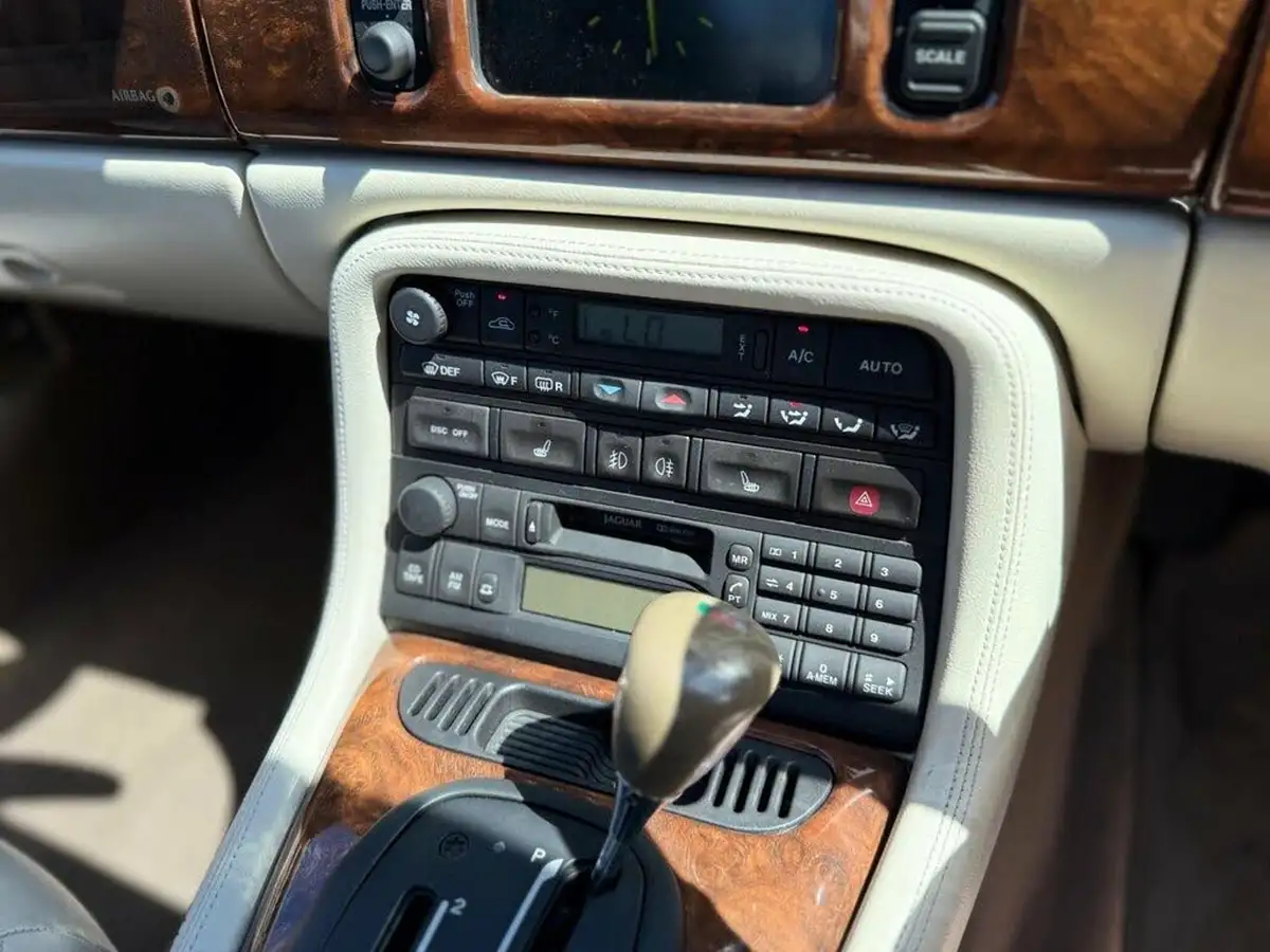 2003-jaguar-xkr-42-coupe-big-35