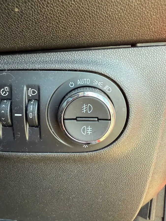 2015-vauxhall-corsa-14-excite-ac-90ps-ecoflex-3d-1398cc-big-9