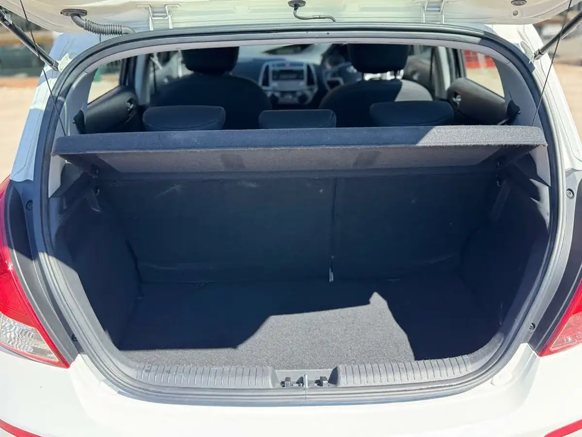 2014-hyundai-i20-12-active-5d-big-24