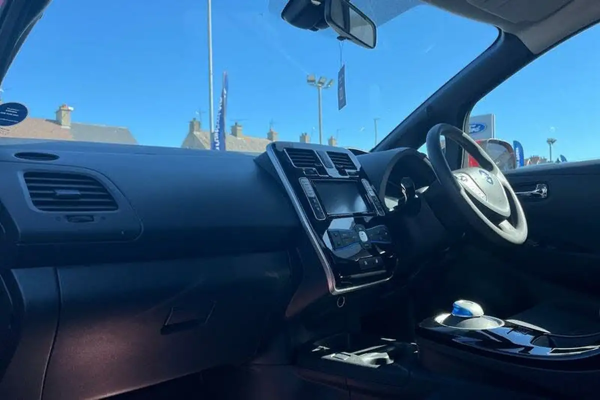 2016-nissan-leaf-e-acenta-30kwh-big-17