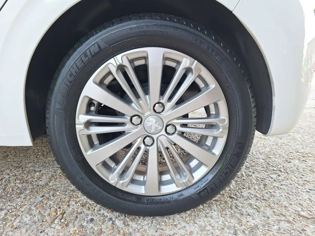 2019-peugeot-208-12-puretech-signature-big-37