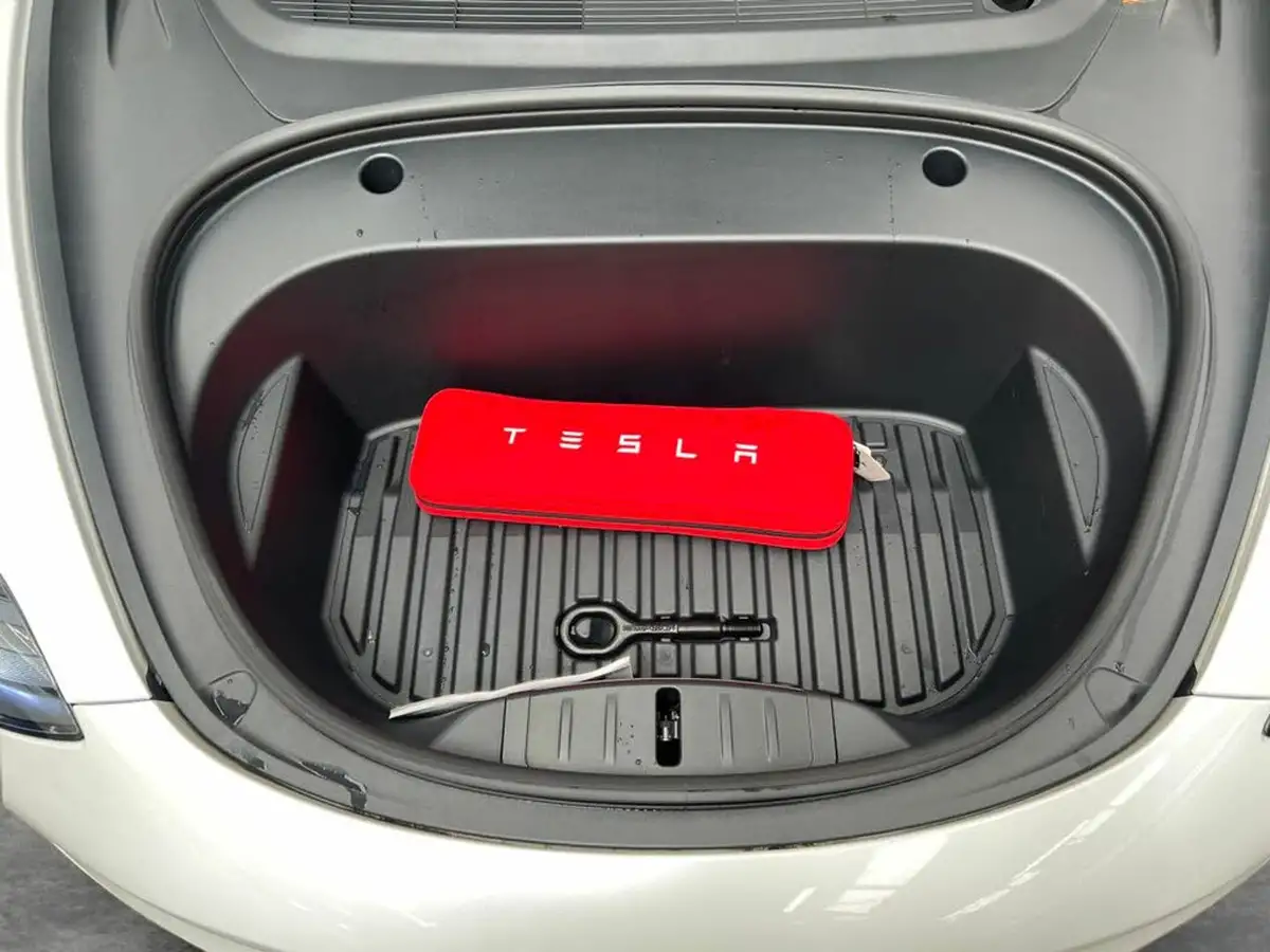 2020-tesla-model-3-e-long-range-big-40
