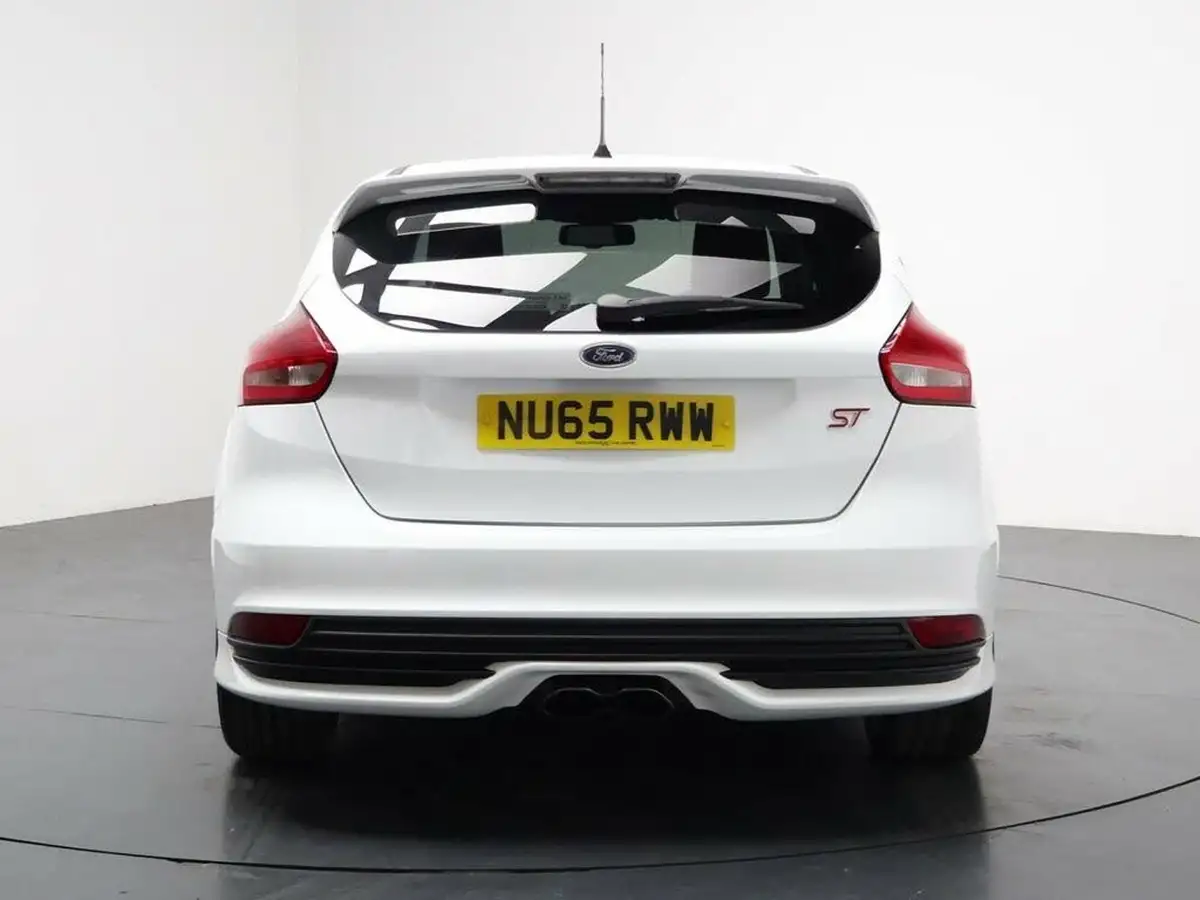 2015-ford-focus-20tdci-st2-hatchback-big-10