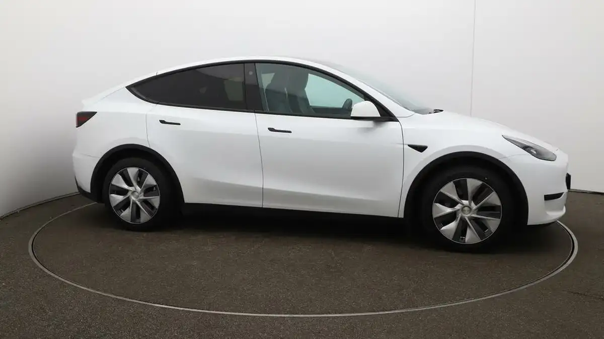 2022-tesla-model-y-e-rwd-big-46
