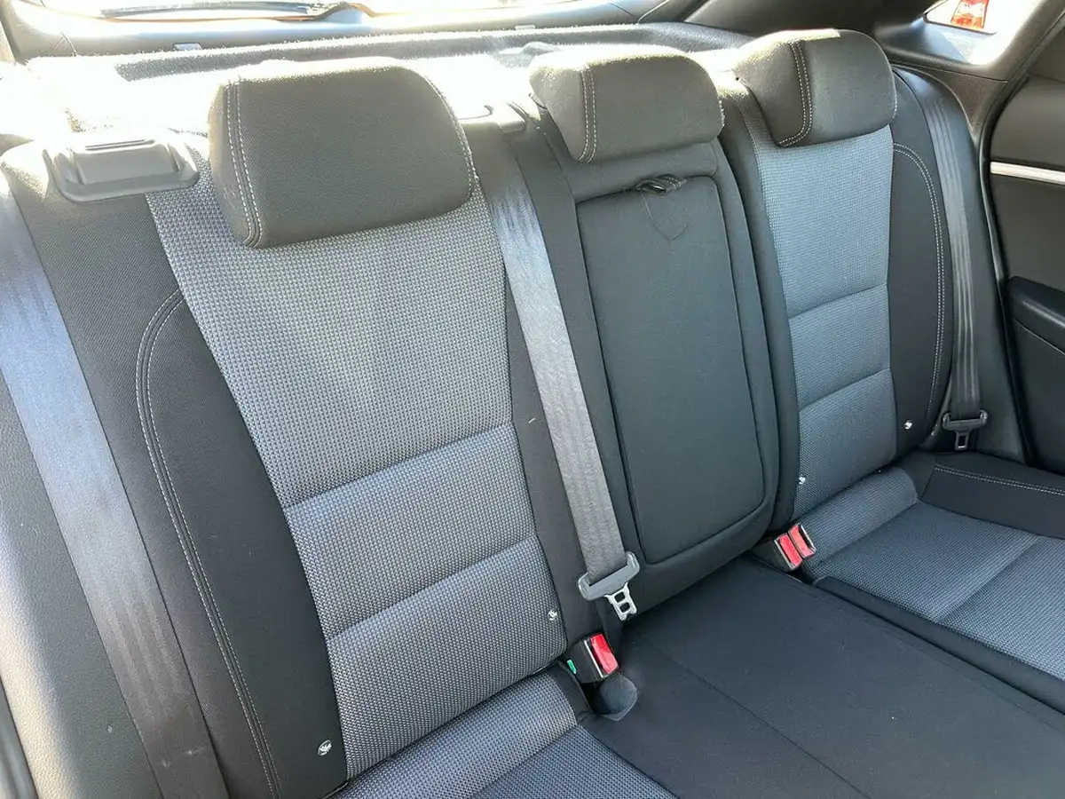 2015-hyundai-i30-16crdi-se-110ps-hatchback-big-17