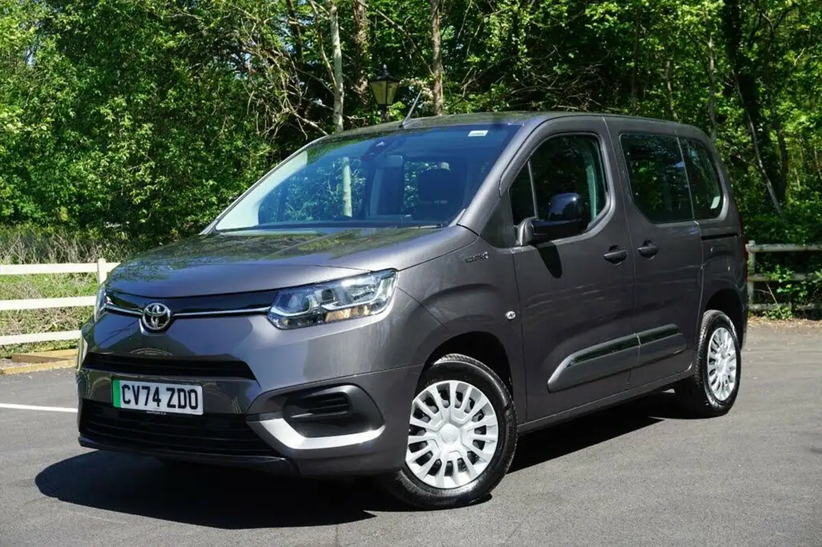 2024-toyota-proace-city-verso-e-shuttle-medium-big-8