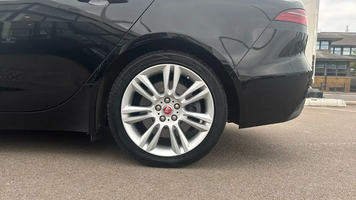 2020-jaguar-xe-20d-se-big-7