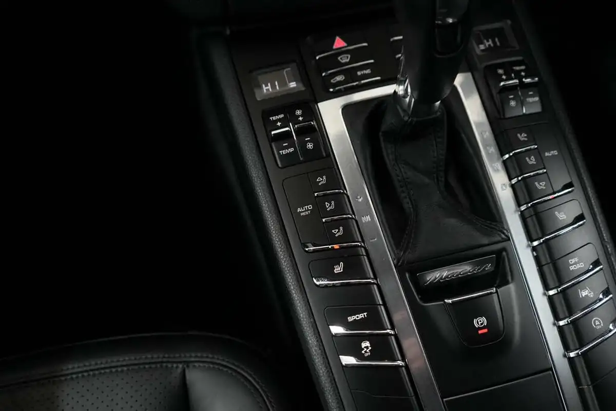 2015-porsche-macan-20-big-31