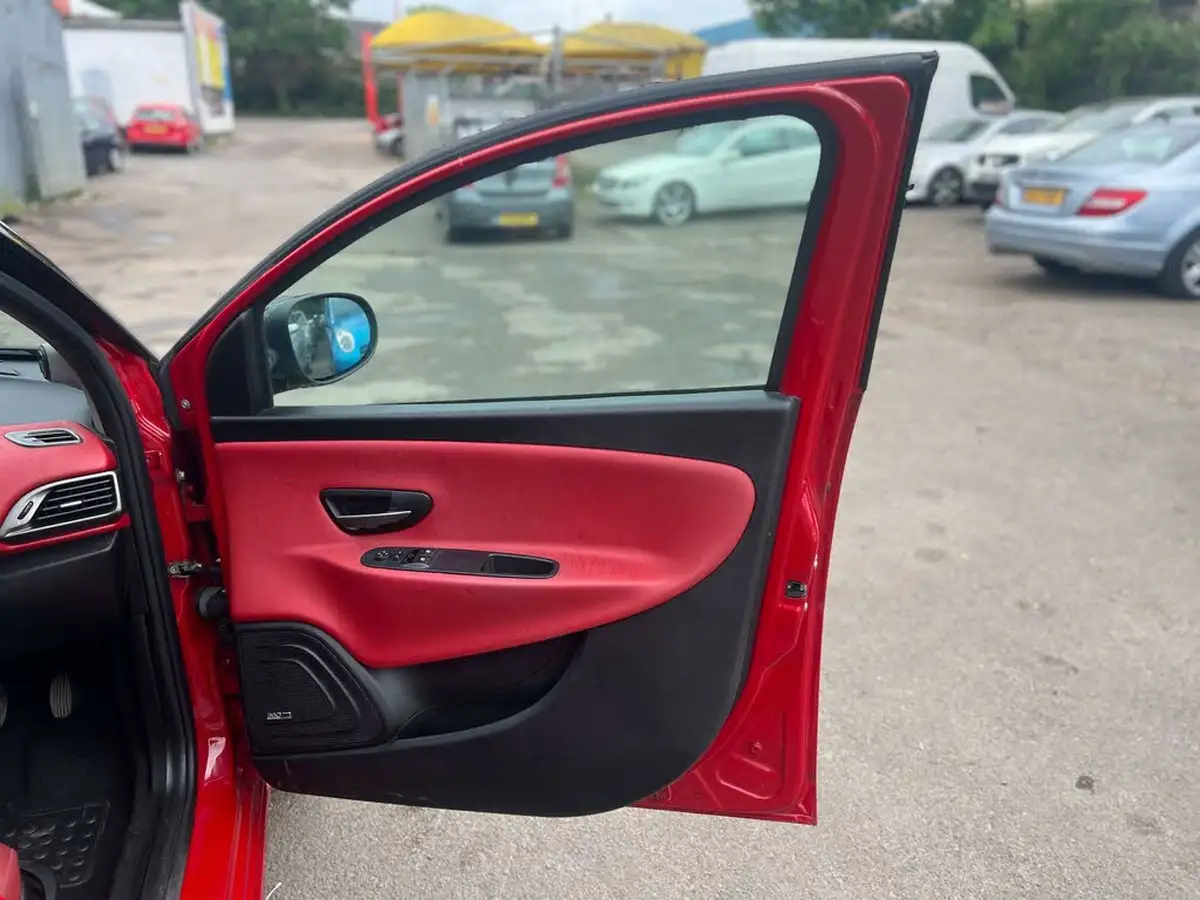 2014-chrysler-ypsilon-12-blackred-big-9