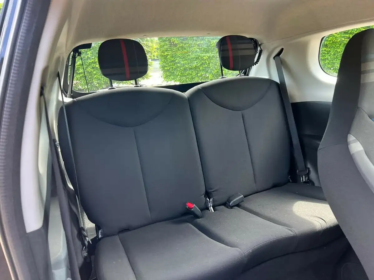 2015-peugeot-108-10-active-hatchback-3d-big-27