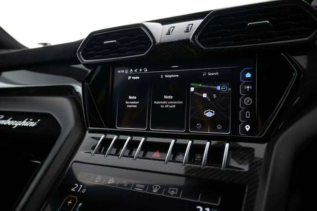 2024-lamborghini-urus-40-no-trim-big-12