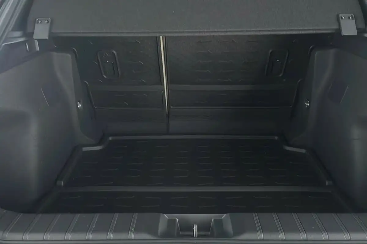 2025-lexus-lbx-15-premium-plus-big-16