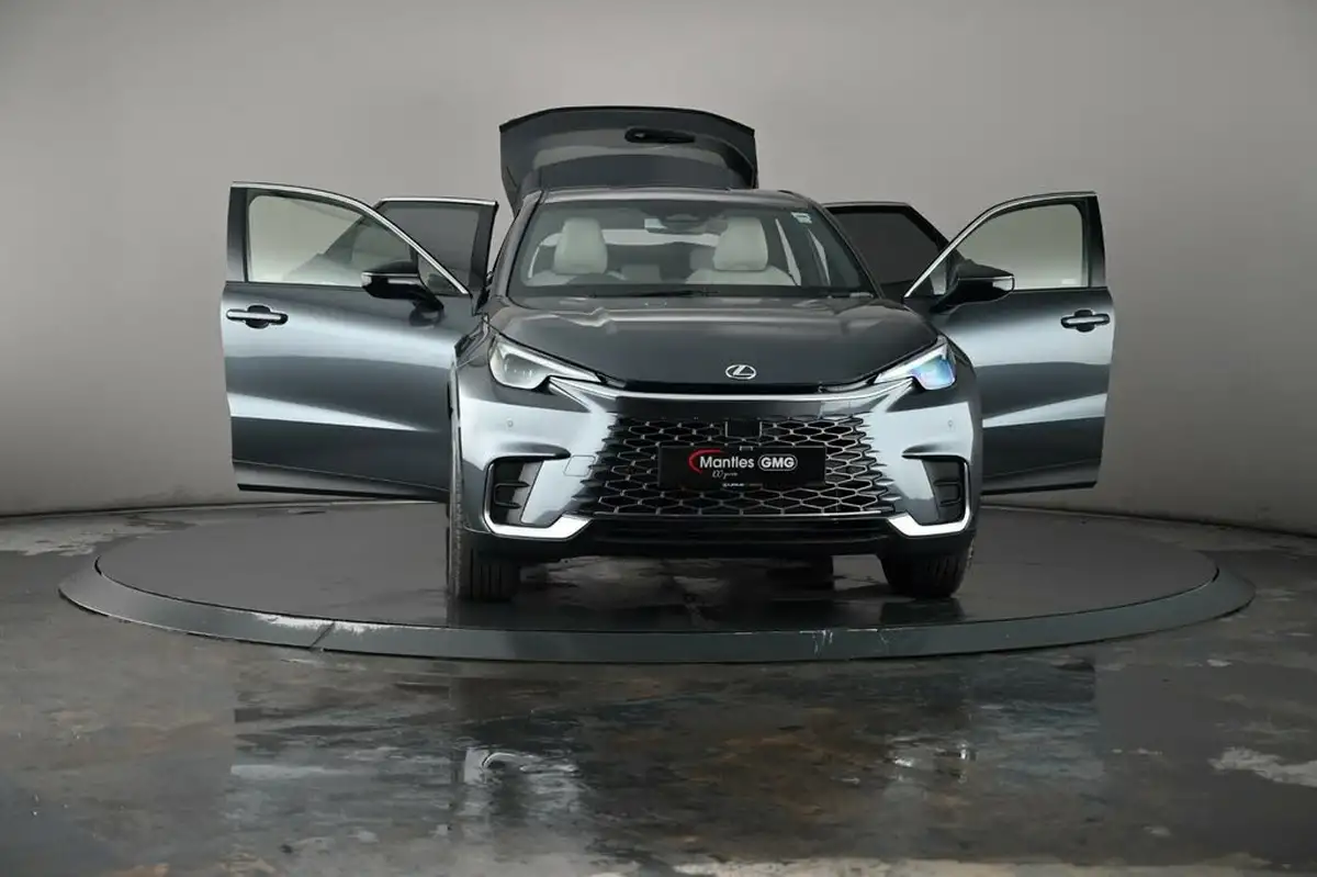 2025-lexus-lbx-15-premium-plus-big-44