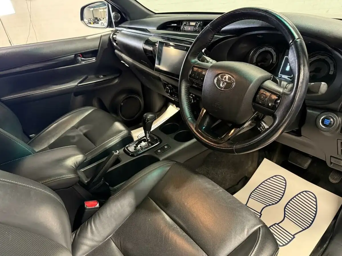 2018-toyota-hi-lux-24d-4d-invincible-at35-32t-auto-big-3