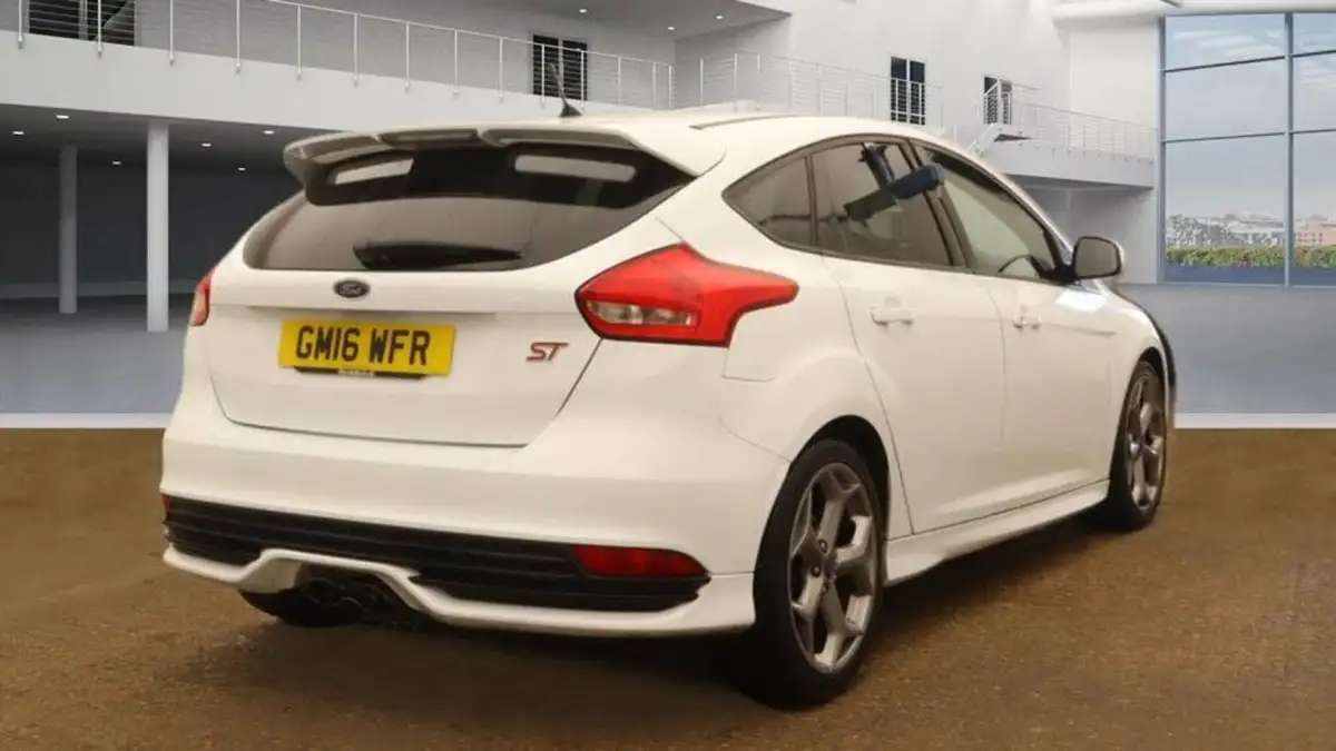 2016-ford-focus-20t-st2-hatchback-big-3