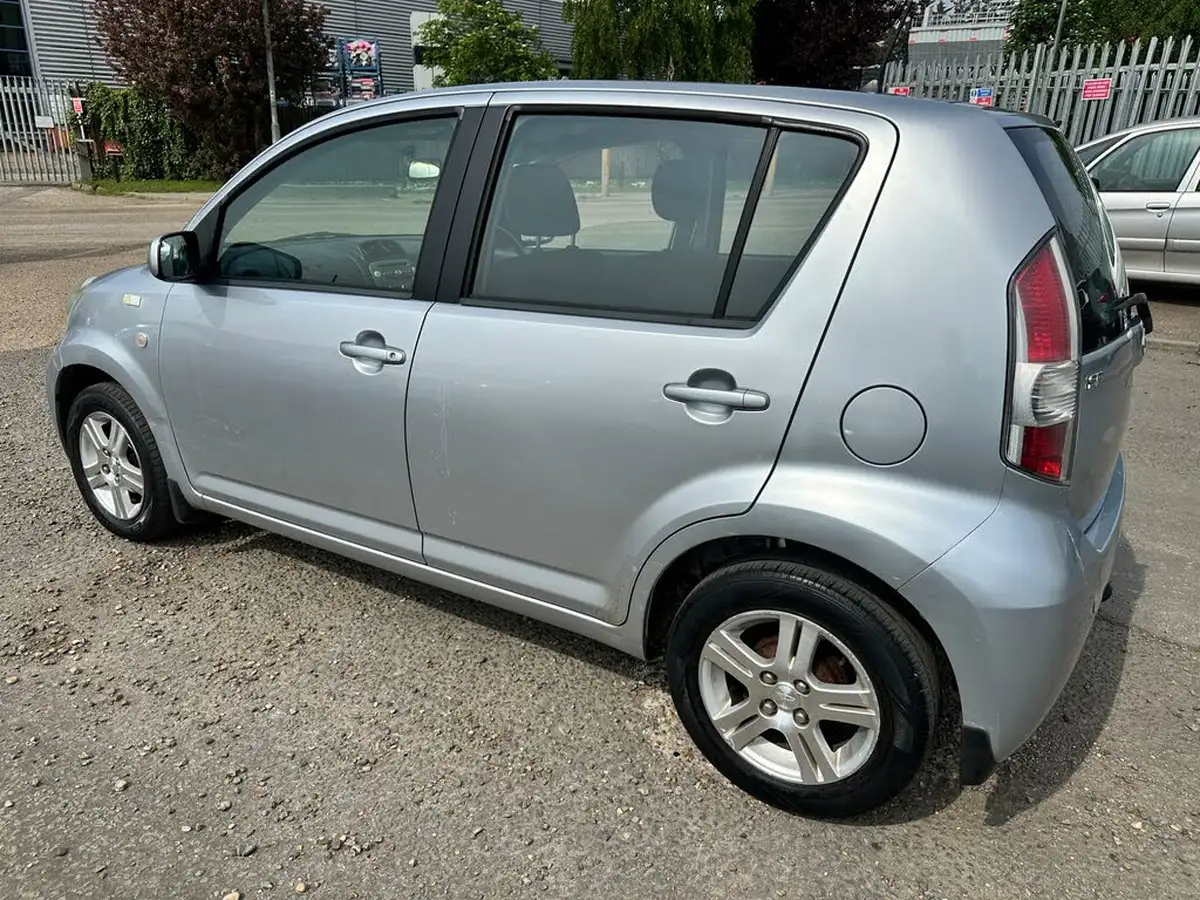 2009-daihatsu-sirion-13-se-big-34
