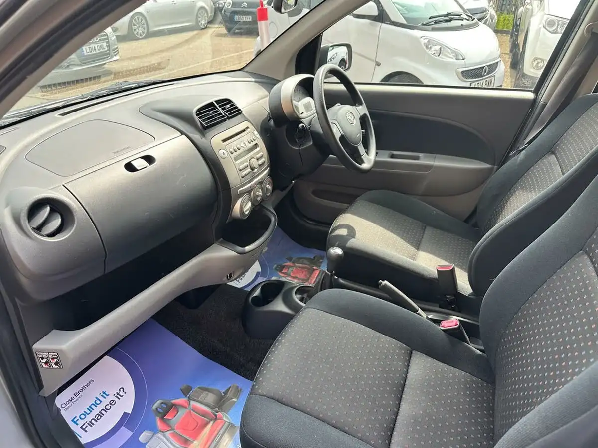 2009-daihatsu-sirion-13-se-big-6