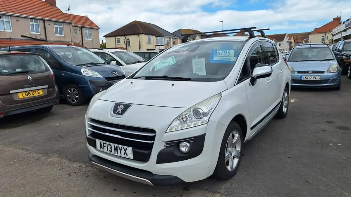 2013-peugeot-3008-crossover-20e-hdi-hybrid4-sr-big-1
